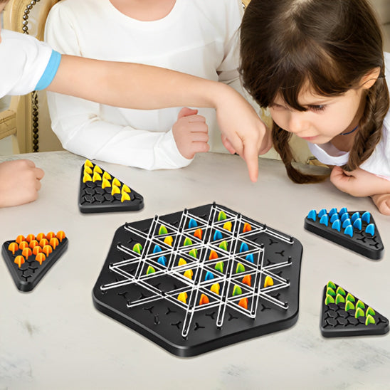 Jeux-de-societe-triangle-chess-enfants-attentive