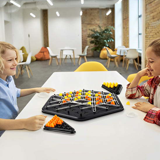 Jeux-de-societe-triangle-chess-filles-jouent-seule