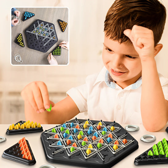 Jeux-de-societe-triangle-chess-petit-garcon