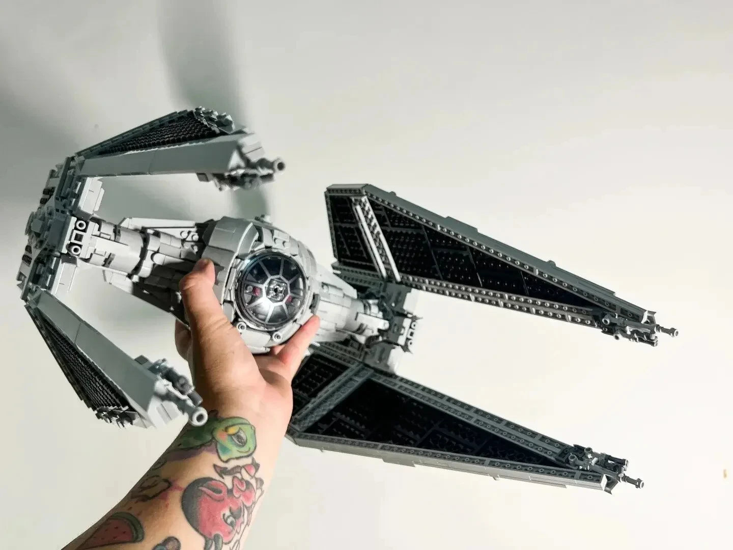 Vaisseau-chasseur-tie-star-wars-vue-en-main