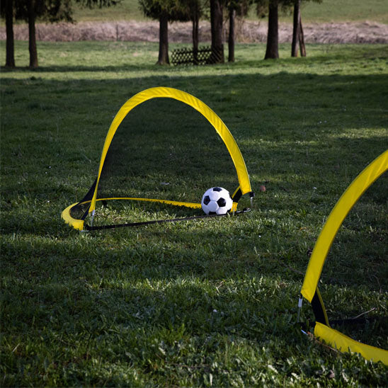 cage_de_foot_jaune_avec_ballon