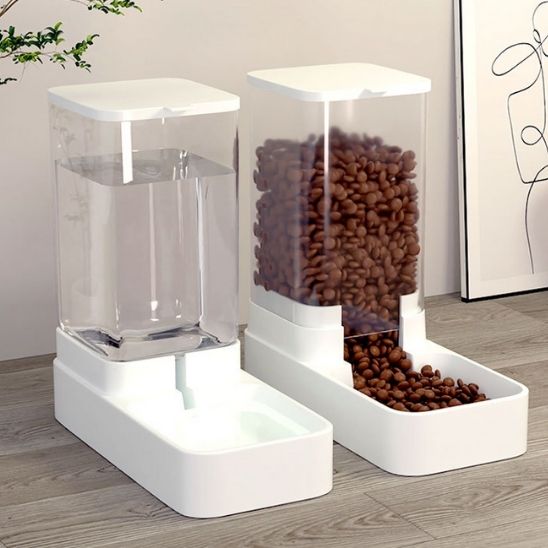 distributeur-de-croquette-pour-chat-blanc-vue-3-quart-fond-blanc