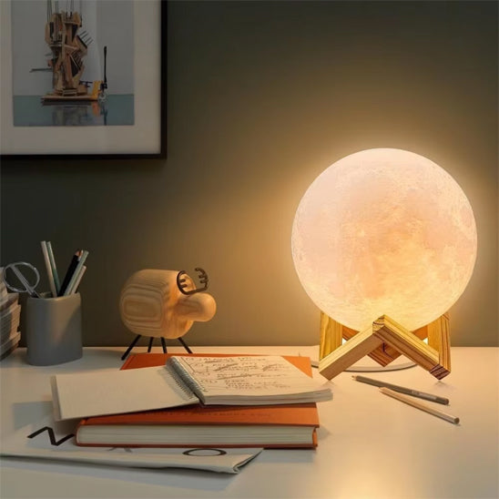 lampe-lune-allume-bureau