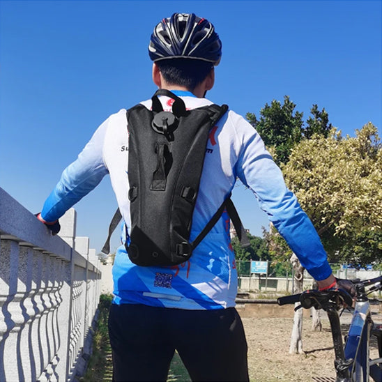 sac-a-dos-hydratation-noir-sur-cycliste