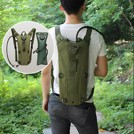 sac-a-dos-hydratation-vert-kaki-randonneur-t-shirt-blanc-avec-puce