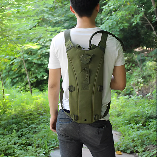sac-a-dos-hydratation-vert-kaki-randonneur-t-shirt-blanc