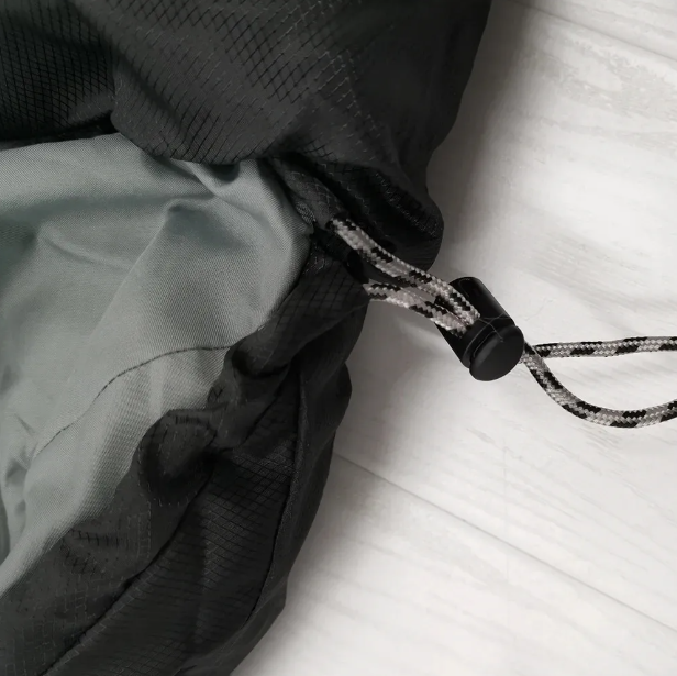 sac-de-couchage-noir-details-lacet