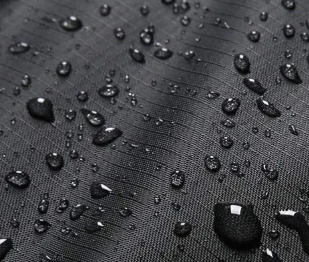 sac-de-couchage-noir-etanche