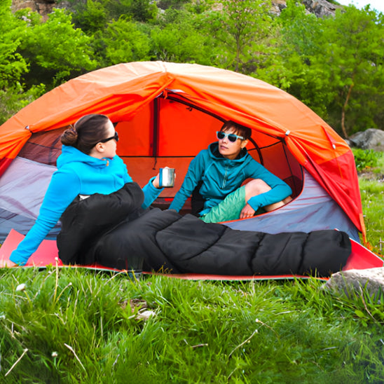 sac-de-couchage-noir-tente-de-camping