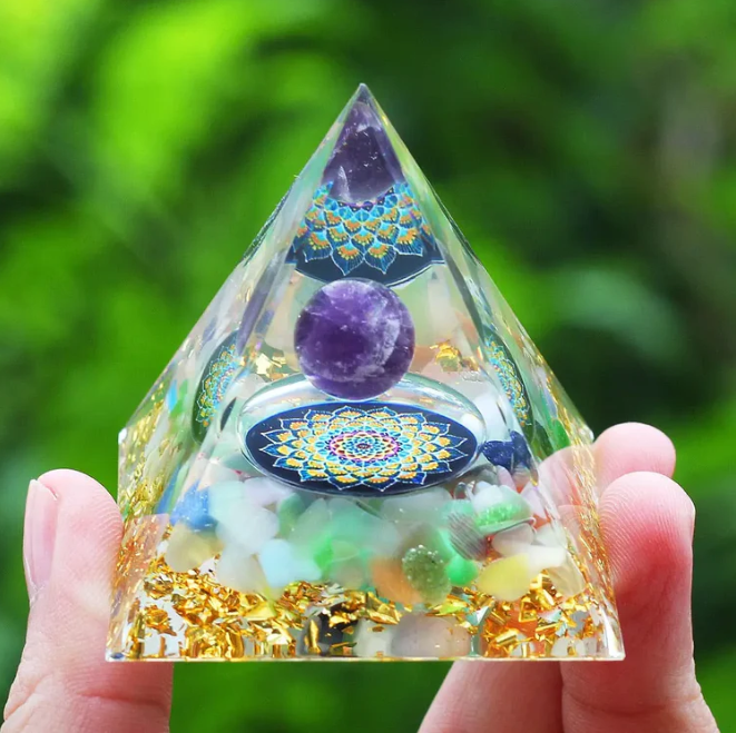 Pyramide Orgonite Shpère Amethyste / Charoïte