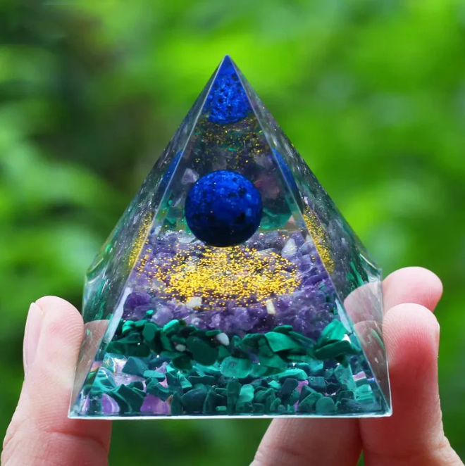 Pyramide Orgonite Sphère Lapis Lazuli / Agate Verte