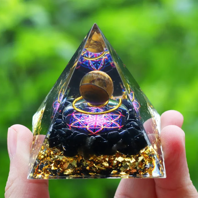 Pyramide Orgonite Sphère Ambre / Onyx