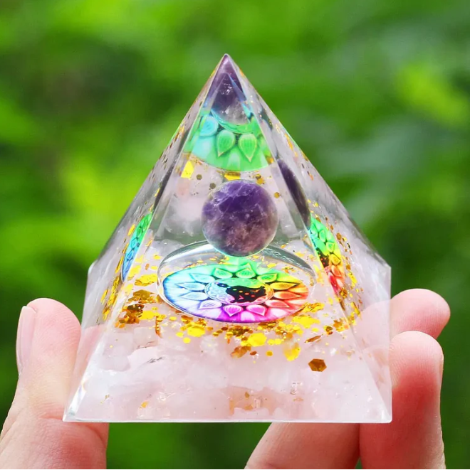 Pyramide Orgonite Sphère Améthyste / Quartz Rose / 7 Chakras