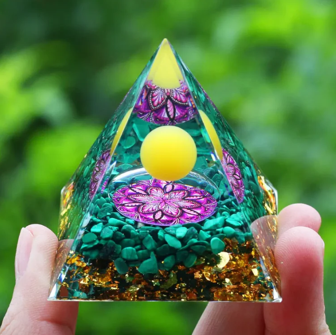 Pyramide Orgonite Sphère Citrine / Malachite