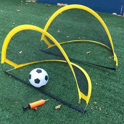 2_cages_de_foot_jaunes_avec_ballon_et_pompe