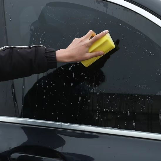 Eponge-de-nettoyage-jaune-voiture-vitre