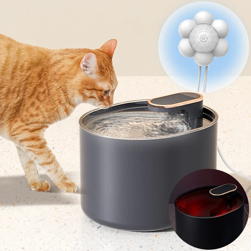 Fontaine_a_eau_pour_chat_noire et chat marron