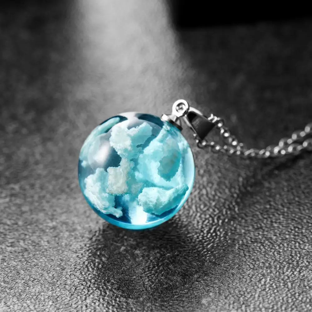 pendentif boule de lune, bleu ciel blanc nuage