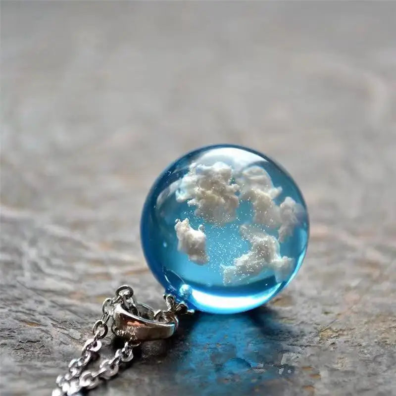 pendentif boule de lune, bleu ciel blanc nuage