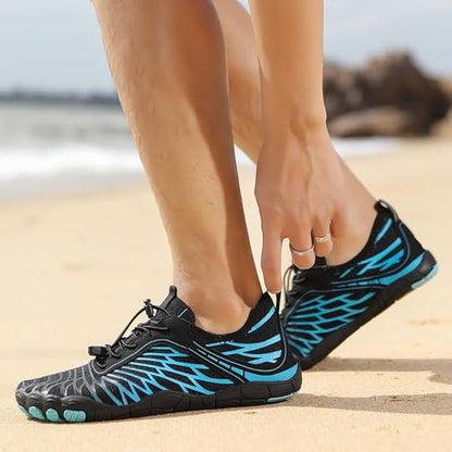 chaussures-pieds-nu-sport-bleu-plage-main