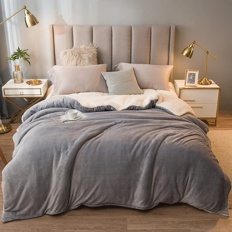 couette Grise chaude sur lit