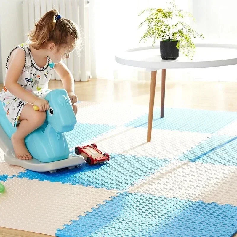 tapis-eveil-bebe-bleu-blanc-petite-fille-jouant