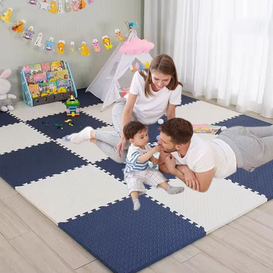 tapis-eveil-bebe-bleu-blanc-vue-dessus-maman-papa