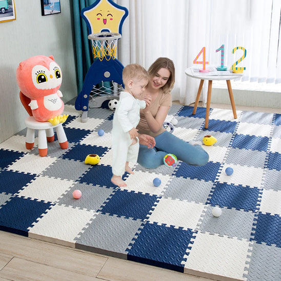 tapis-eveil-bebe-bleu-blanc-vue-dessus-maman